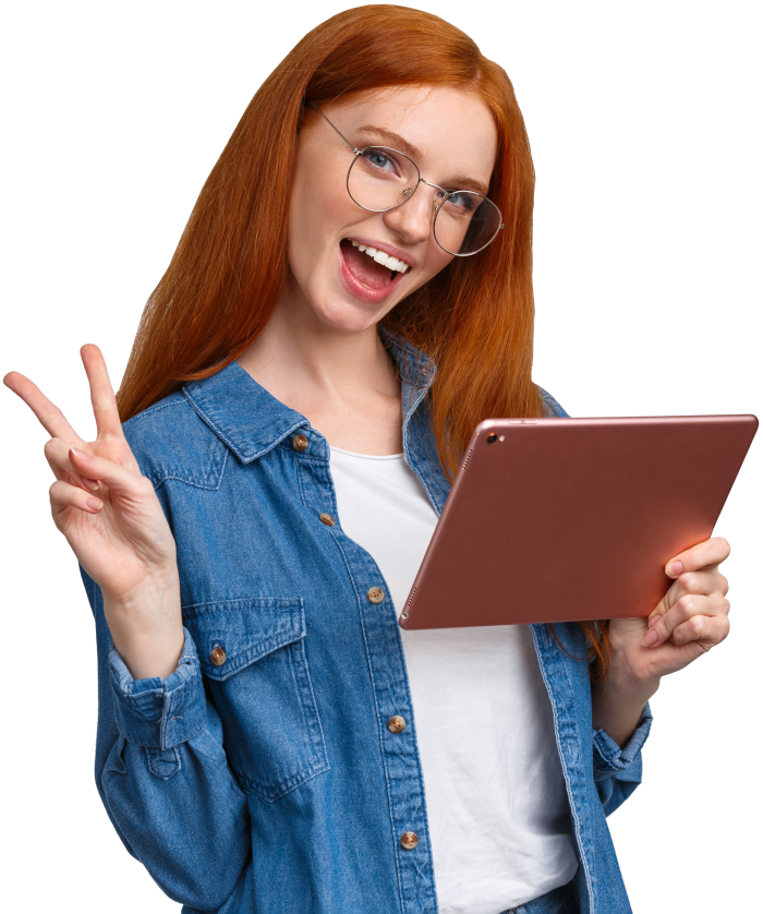 Mulher jovem segurando tablet e fazendo simbolo com as mãos